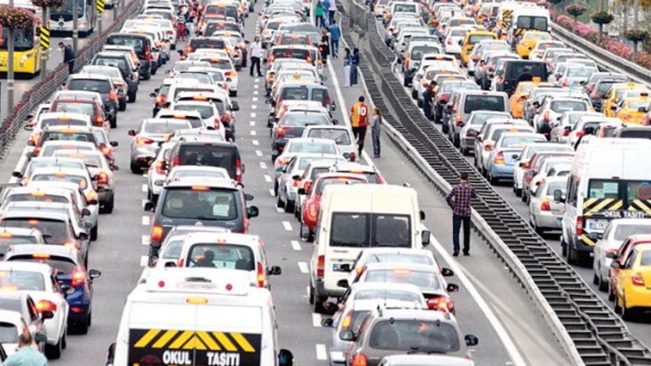 İstanbul'da yasak öncesi trafik durma noktasına geldi!