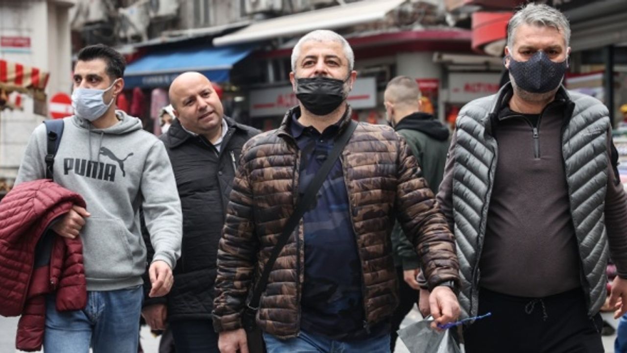 İstanbul'da kalabalık yerlerde koronavirüs tedbirlerine uyulmadığı görüldü