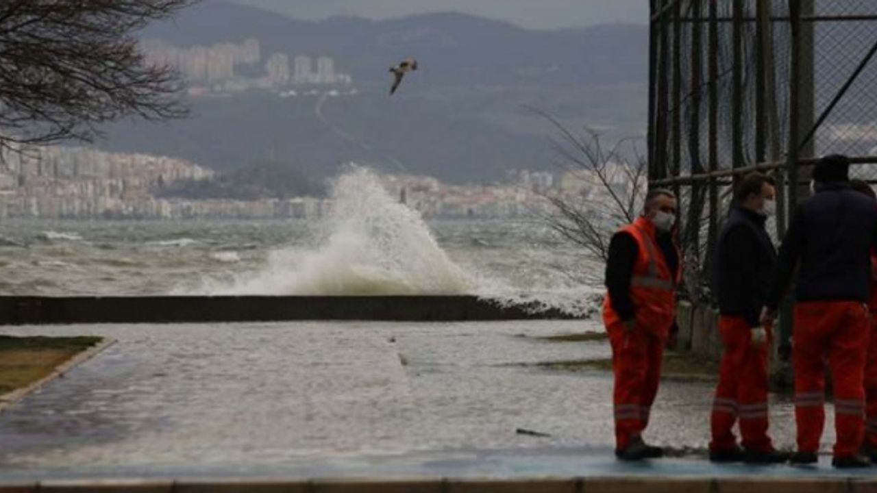 İzmir'de etkili olan rüzgar ve fırtına nedeniyle deniz taştı