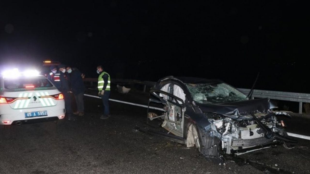 İzmir-İstanbul Otoyolu'ndaki kazada, sürücü ikiye bölünen otomobilden yara almadan kurtuldu