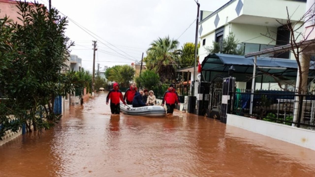 İzmir'de şiddetli yağışın yol açtığı zarar büyüyor