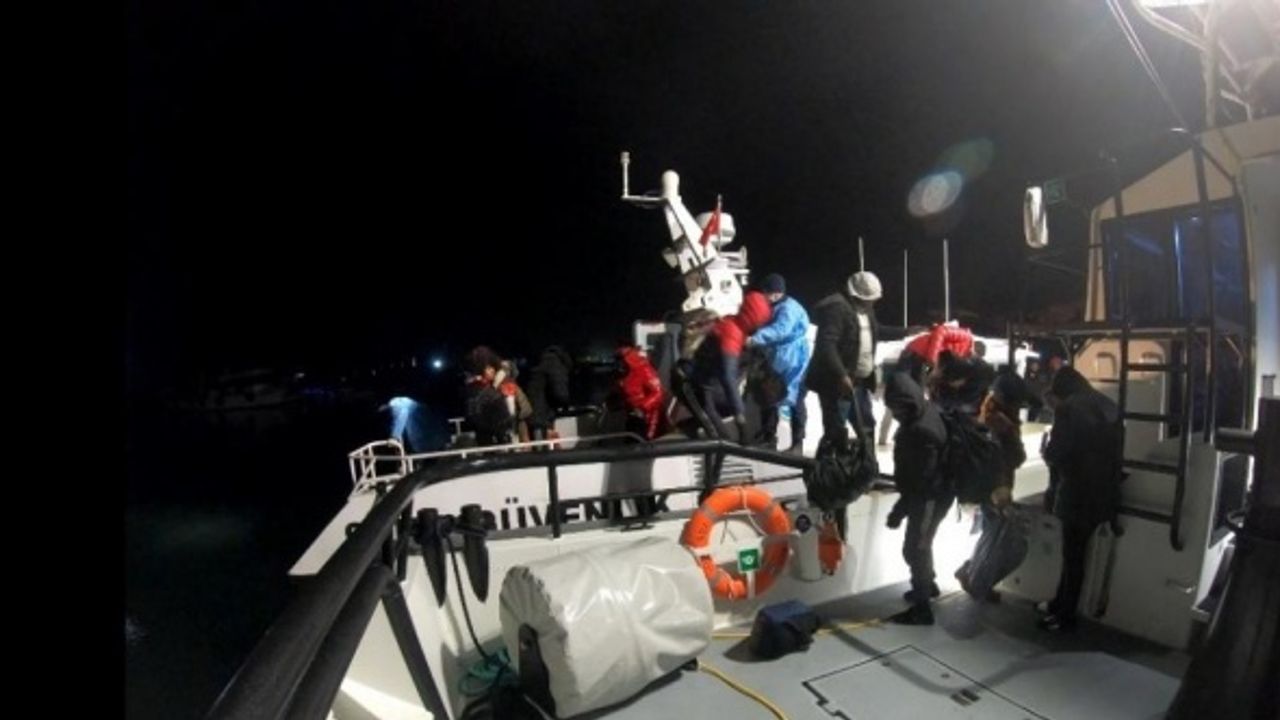İzmir'de Türk kara sularına geri itilen 19 göçmen kurtarıldı