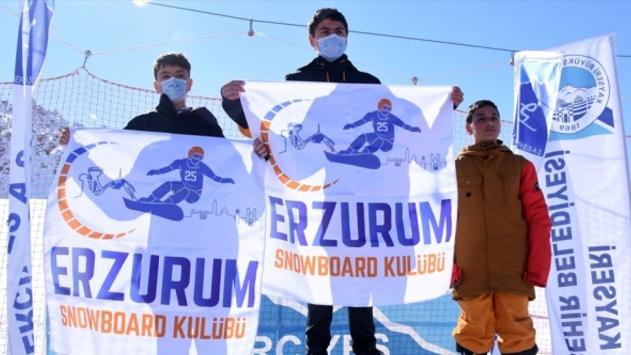Kayseri'de düzenlenen Snowboard 2. Etap Yarışları'nda birincilere ödülleri verildi