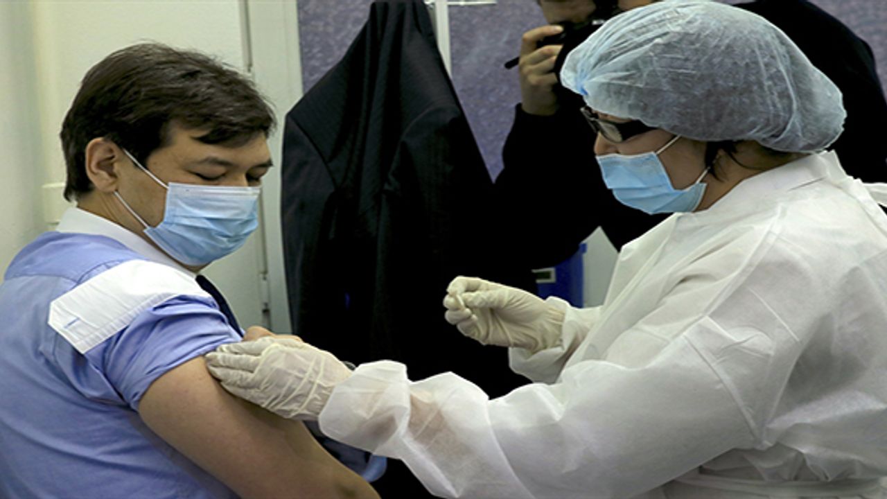 Kazakistan'da Kovid-19'a karşı aşılama başladı
