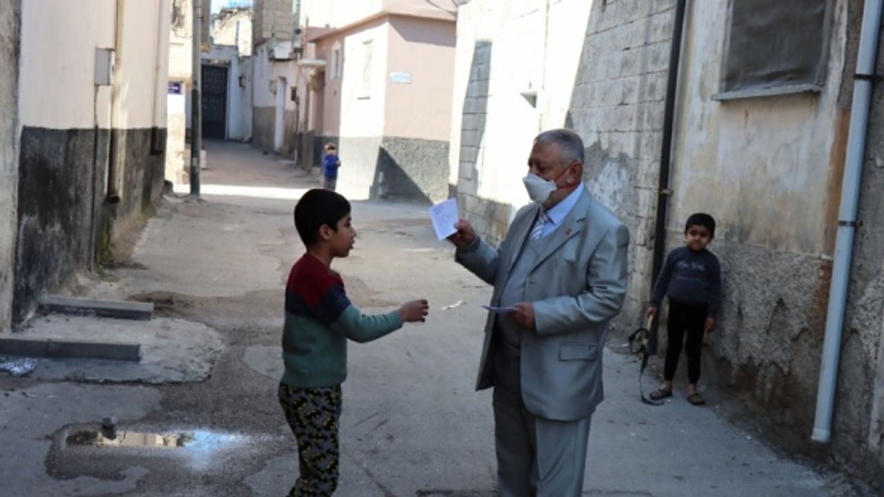 Kilisli 69 yaşındaki muhtar hem ihtiyaç sahiplerini hem de mahalle esnafını sevindiriyor