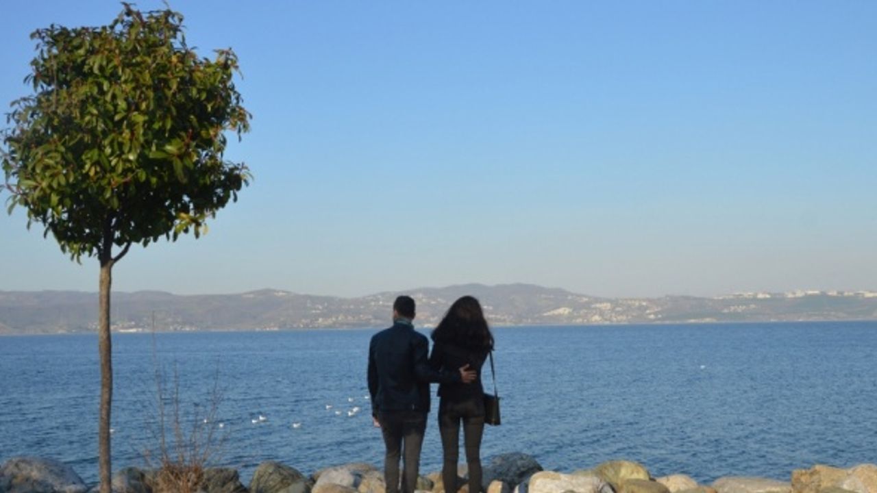 Kısıtlamadan muaf olan turistler Sapanca'da güzel havanın tadını çıkardı