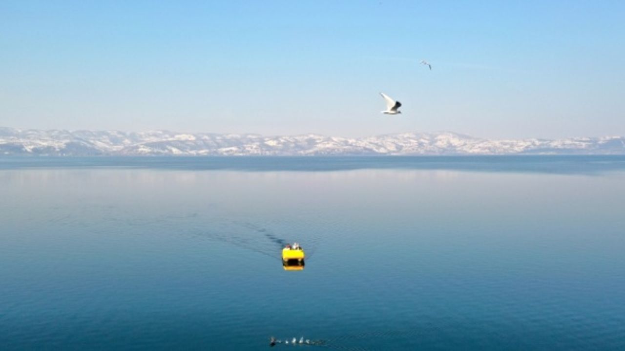 Kısıtlamadan muaf turistler Sapanca'da güzel havanın tadını çıkardı