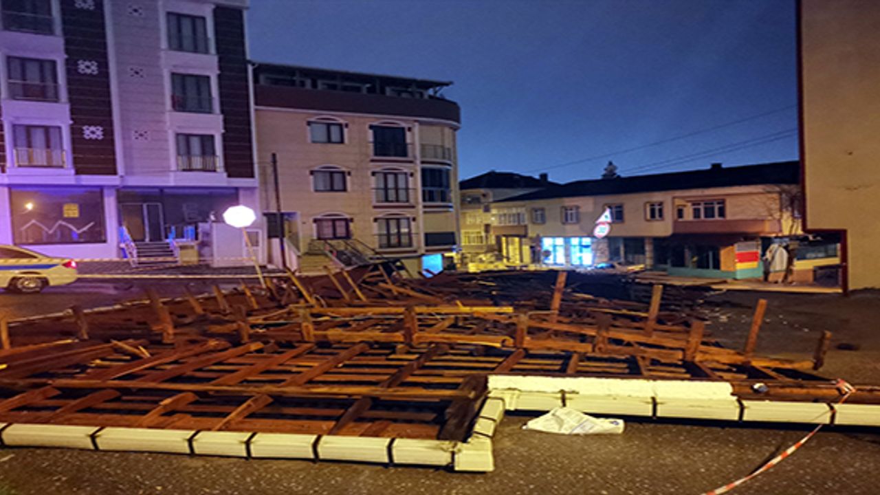 Kocaeli'de şiddetli rüzgar nedeniyle apartmanın çatısı uçtu