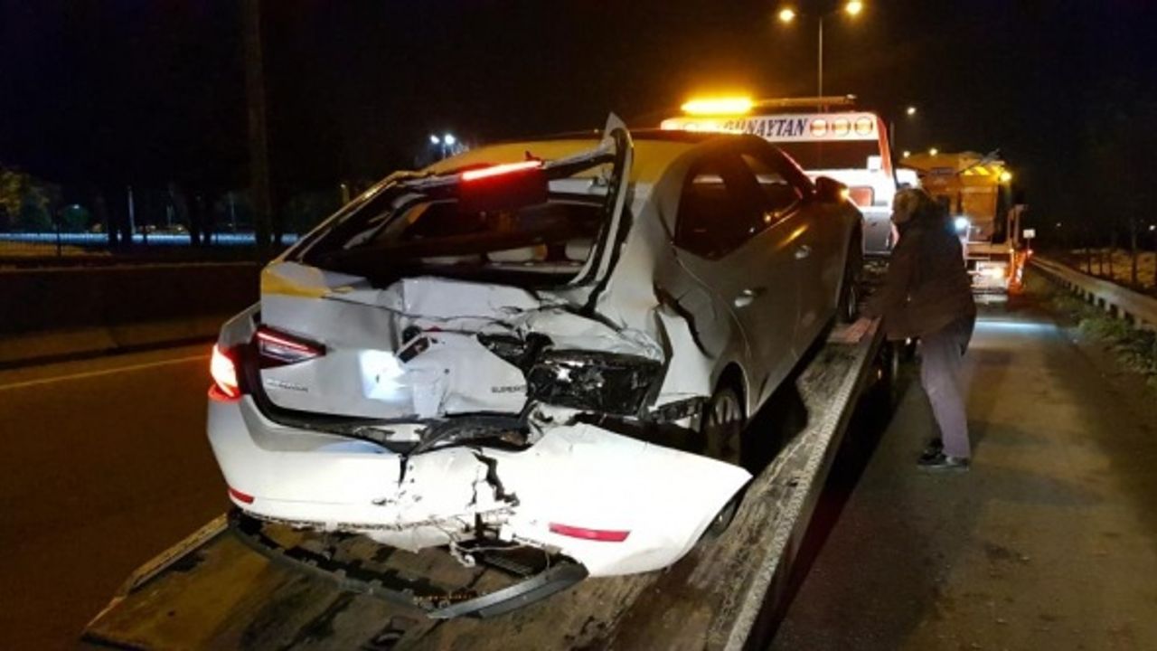 Kocaeli'de 3 aracın karıştığı trafik kazasında 2 kişi yaralandı