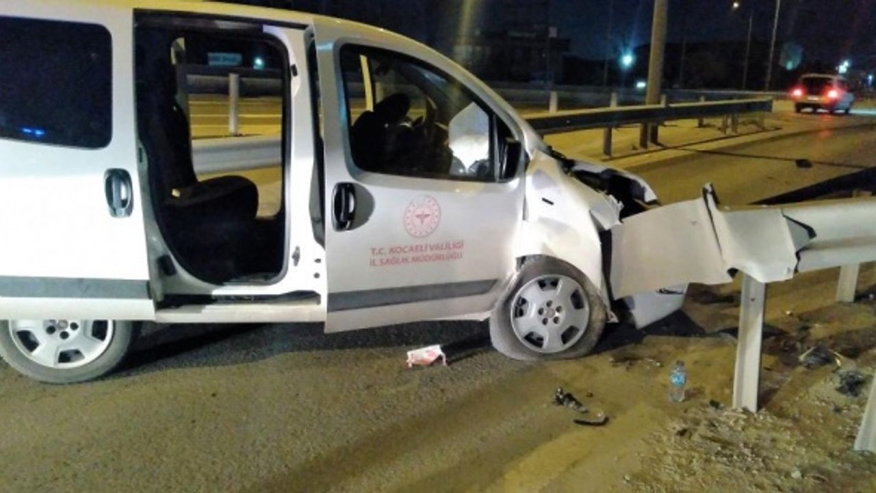 Kocaeli'de sağlık personelini taşıyan hafif ticari araç refüje çarptı: 2 yaralı