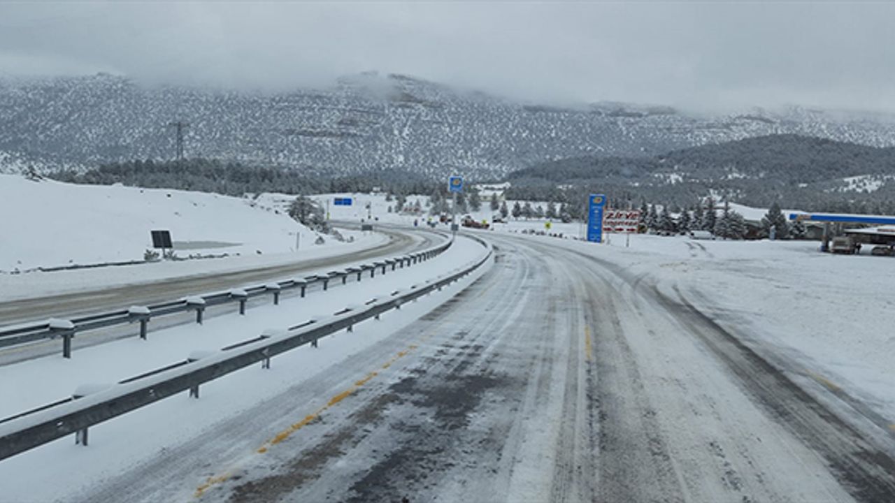 Konya-Antalya kara yolunda ulaşım kar yağışı nedeniyle güçlükle sağlanıyor