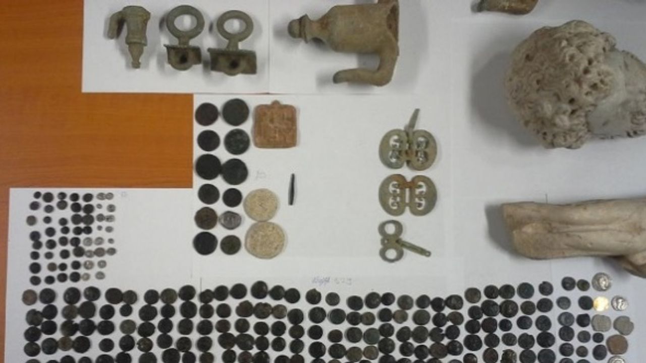 Macaristan gümrüğünde yakalanan Anadolu'nun 412 tarihi eseri Türkiye'ye getiriliyor