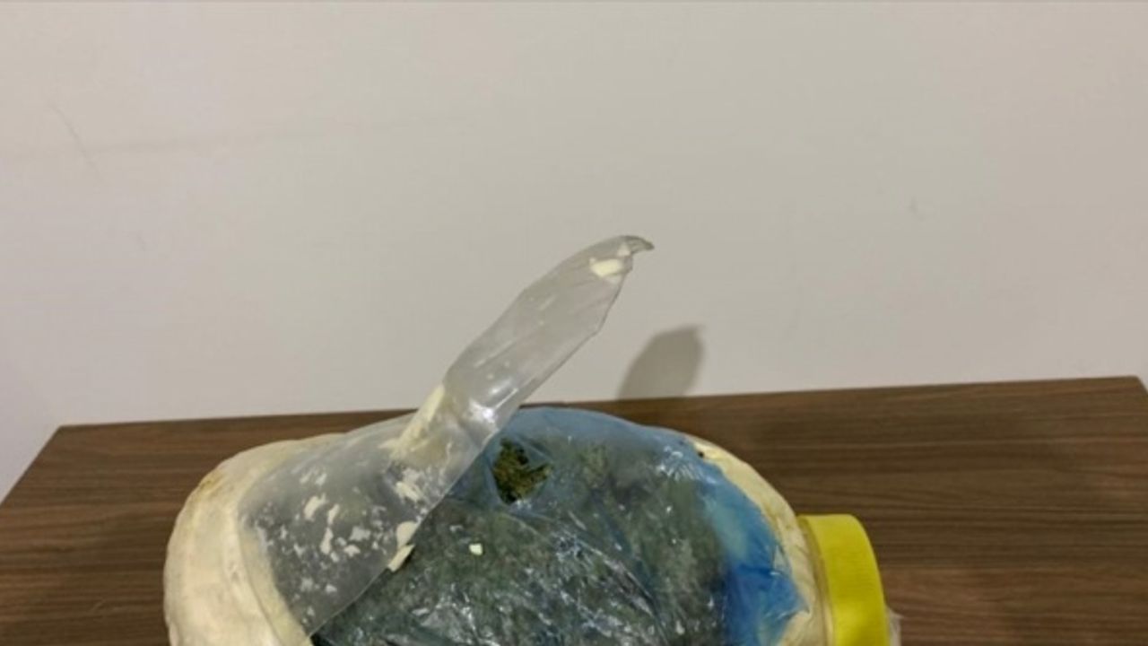 Yolcu otobüsündeki yağ bidonunda 1,5 kilogram esrar ele geçirildi