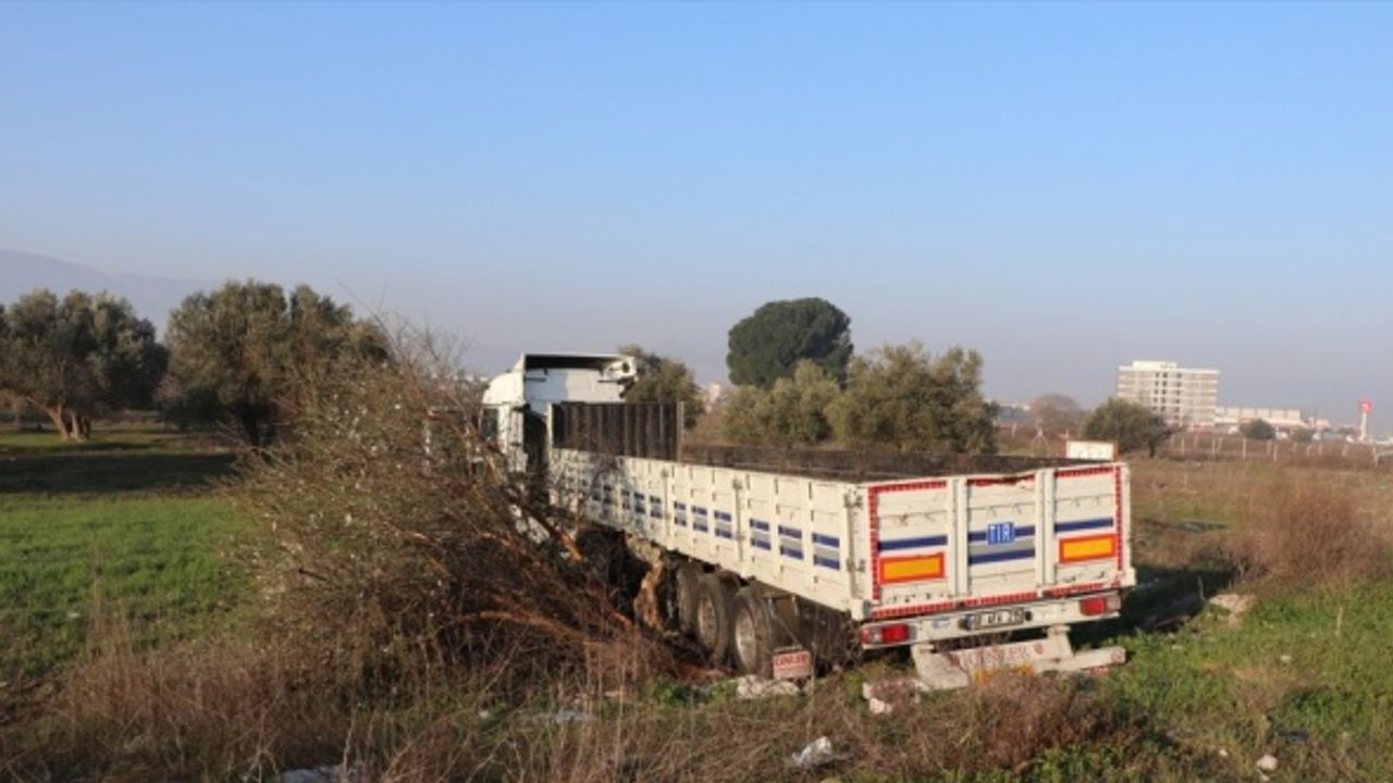 Manisa'da karşı şeride geçen TIR'ın çarptığı otomobilin sürücüsü yaralandı
