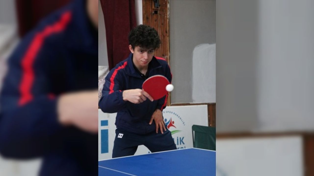 Masa tenisçi Talha Yiğenler, olimpiyat vizesi alabilmek için raket sallıyor