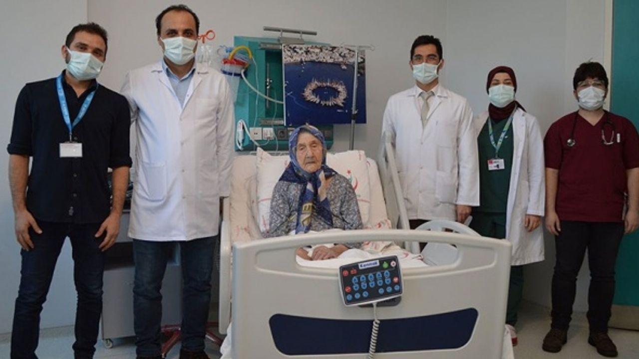 Muğla'da Kovid-19'u yenen 98 yaşındaki kadın taburcu edildi