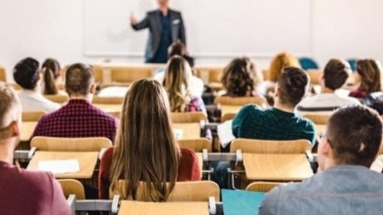 O ülkede öğretmenler Kovid-19 aşısı olmasa bile okullar yeniden açılabilir
