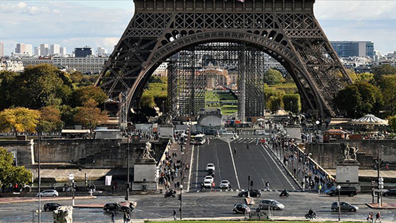 Paris'te iki bölgede alkol tüketimi yasaklandı