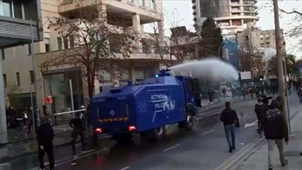 Rum polisi koronavirüs kısıtlamalarını protesto edenlere göz yaşartıcı gazla müdahale etti
