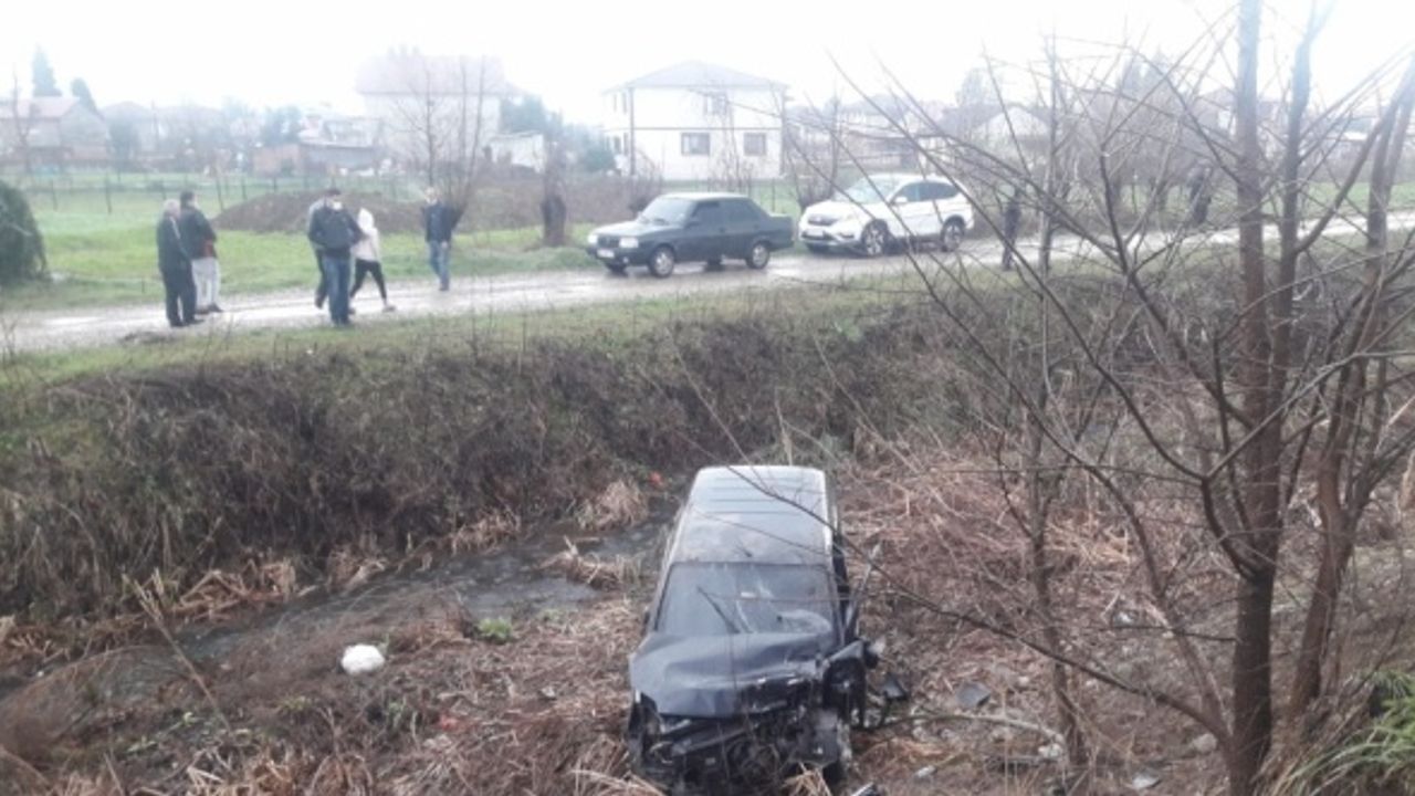 Sakarya'da hafif ticari araç ile otomobil çarpıştı: 6 yaralı