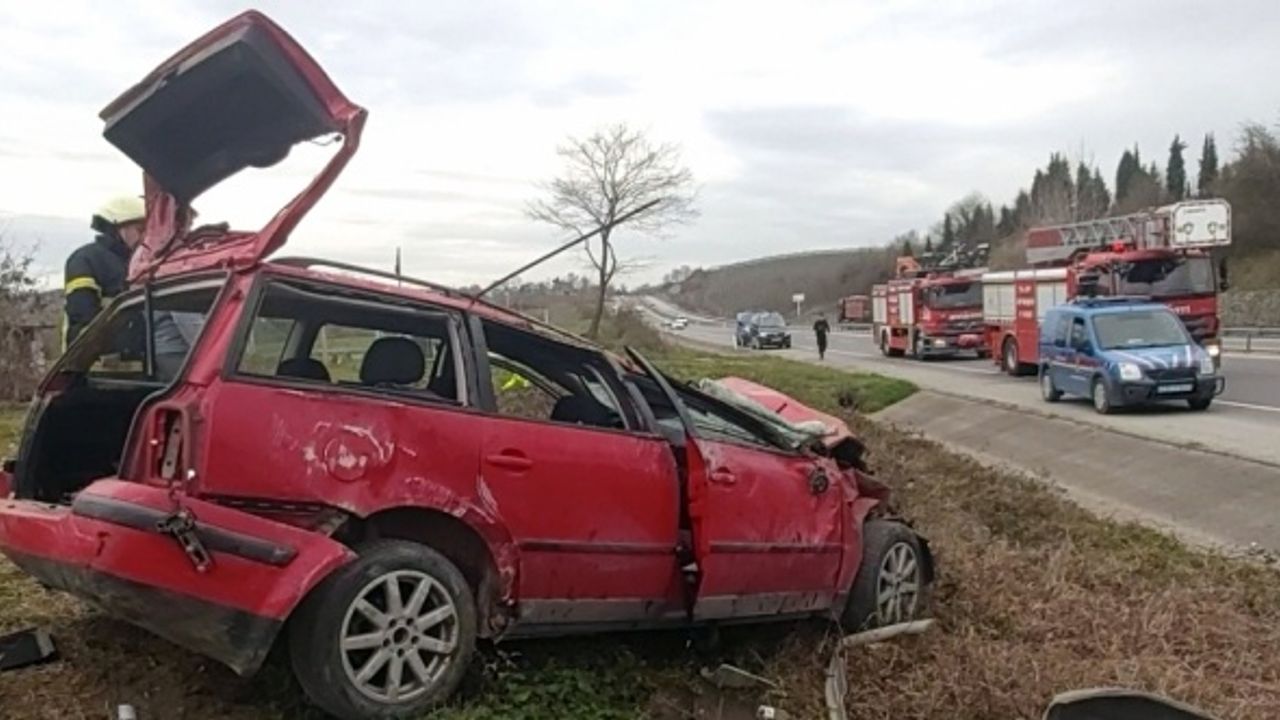 Sakarya'da takla atan otomobildeki biri bebek 4 kişi yaralandı