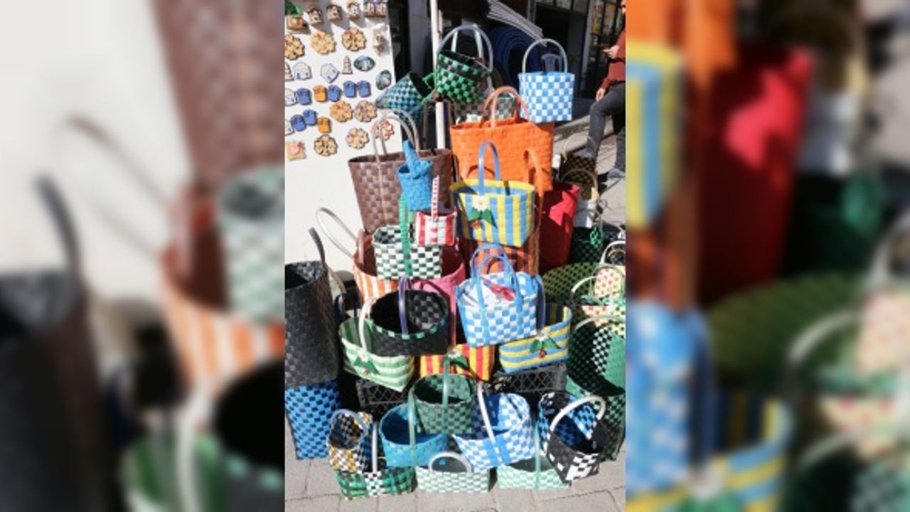 Sattığı sepet çantaları atık plastik bantlarla süsleyen esnaf çevre duyarlılığıyla örnek oluyor