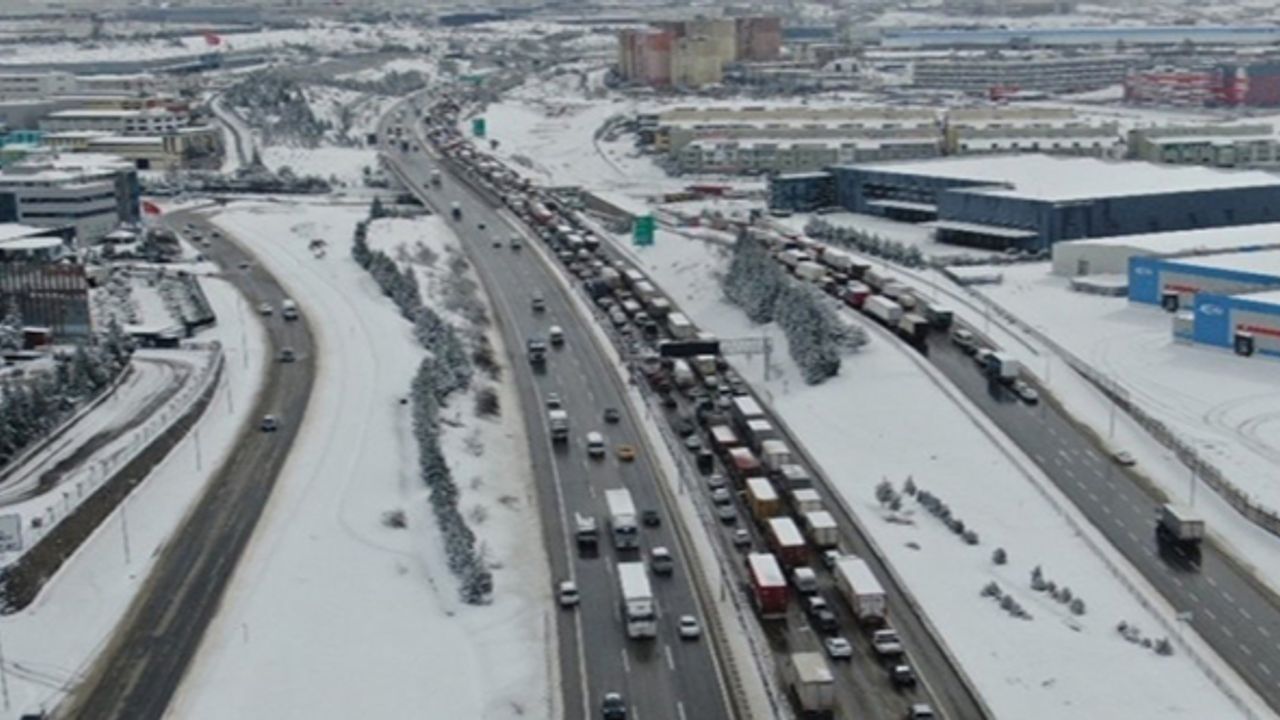 Şiddetli kar yağışı sonrası İstanbul'da trafik yoğunluğu yüzde 70'e yaklaştı