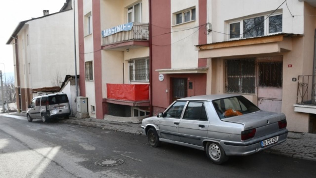 Sivas'ta el freni çekilmeyen minibüs iki araca çarptı