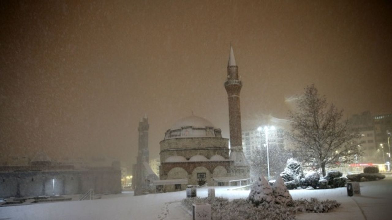 Sivas'ta tarihi kent meydanı kar yağışıyla beyazlar içinde kaldı