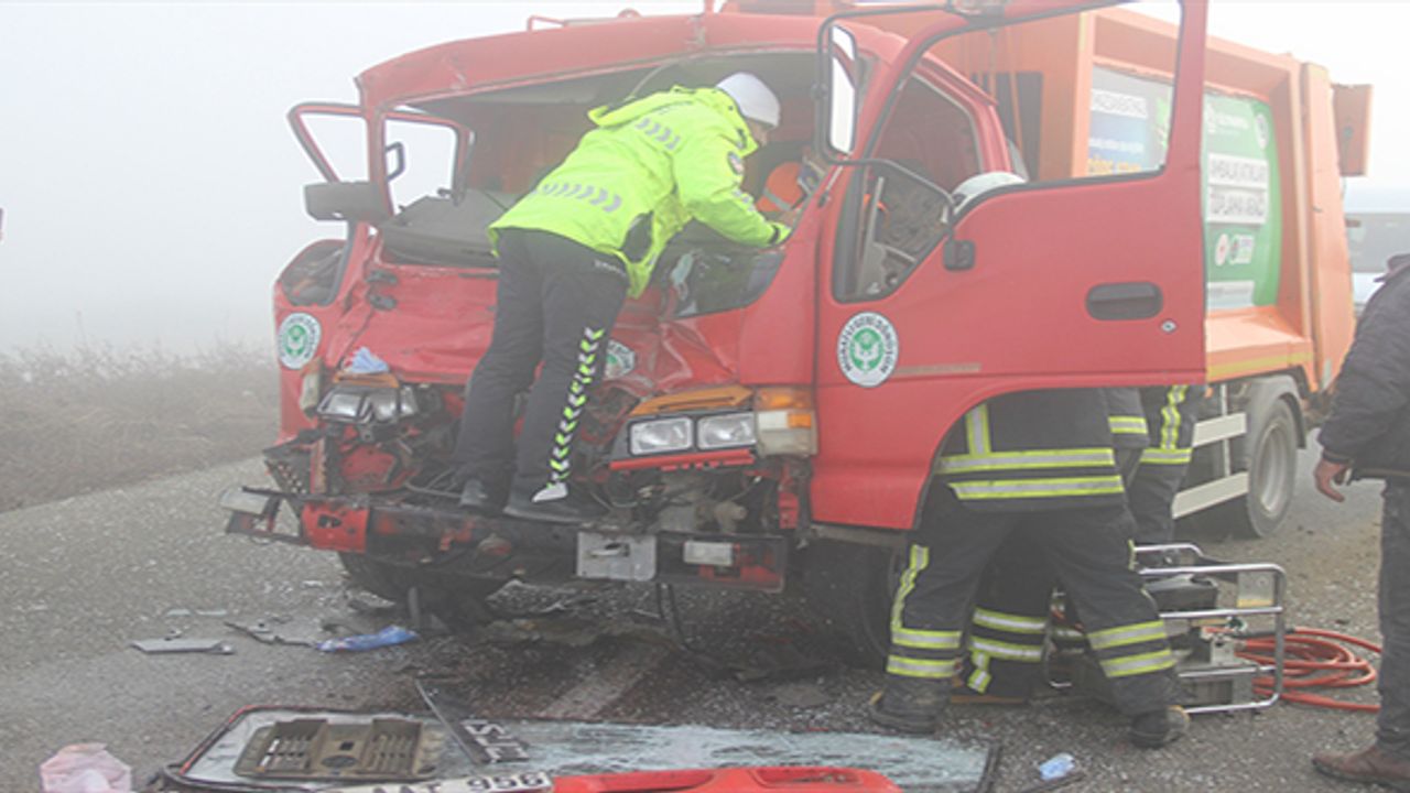 Tekirdağ'da zincirleme trafik kazasında çöp kamyonundaki 2 işçi yaralandı