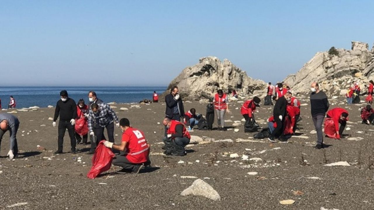 Türk Kızılay gönüllüleri Kozlu Sahili'nde temizlik yaptı