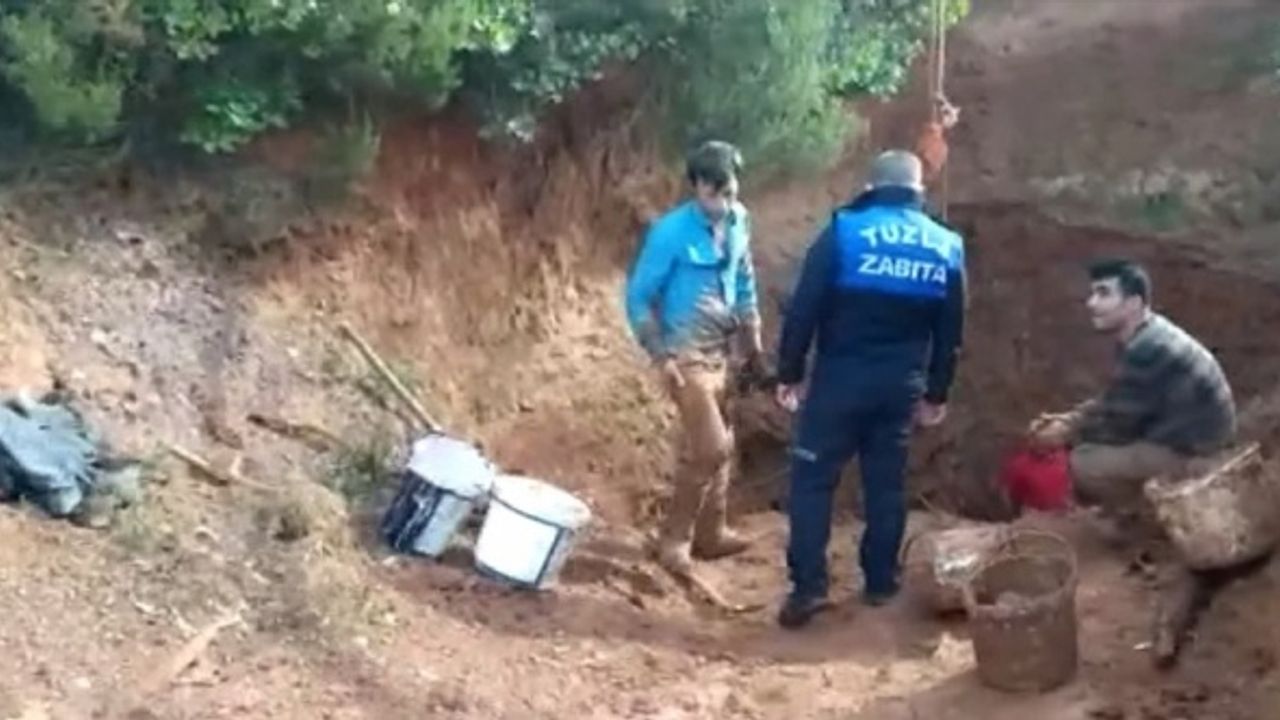 Tuzla'da define aramak için kazı yapan şüpheliler zabıta ekiplerince yakalandı