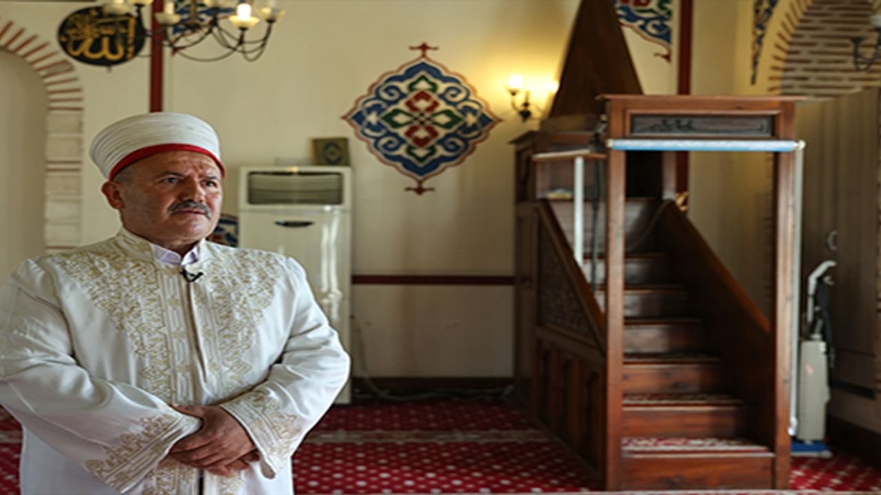 Uyuşturucu bağımlılarının hayatlarına dokunan ve küskünleri barıştıran imam, dışarda kalanlara da yardım ediyor