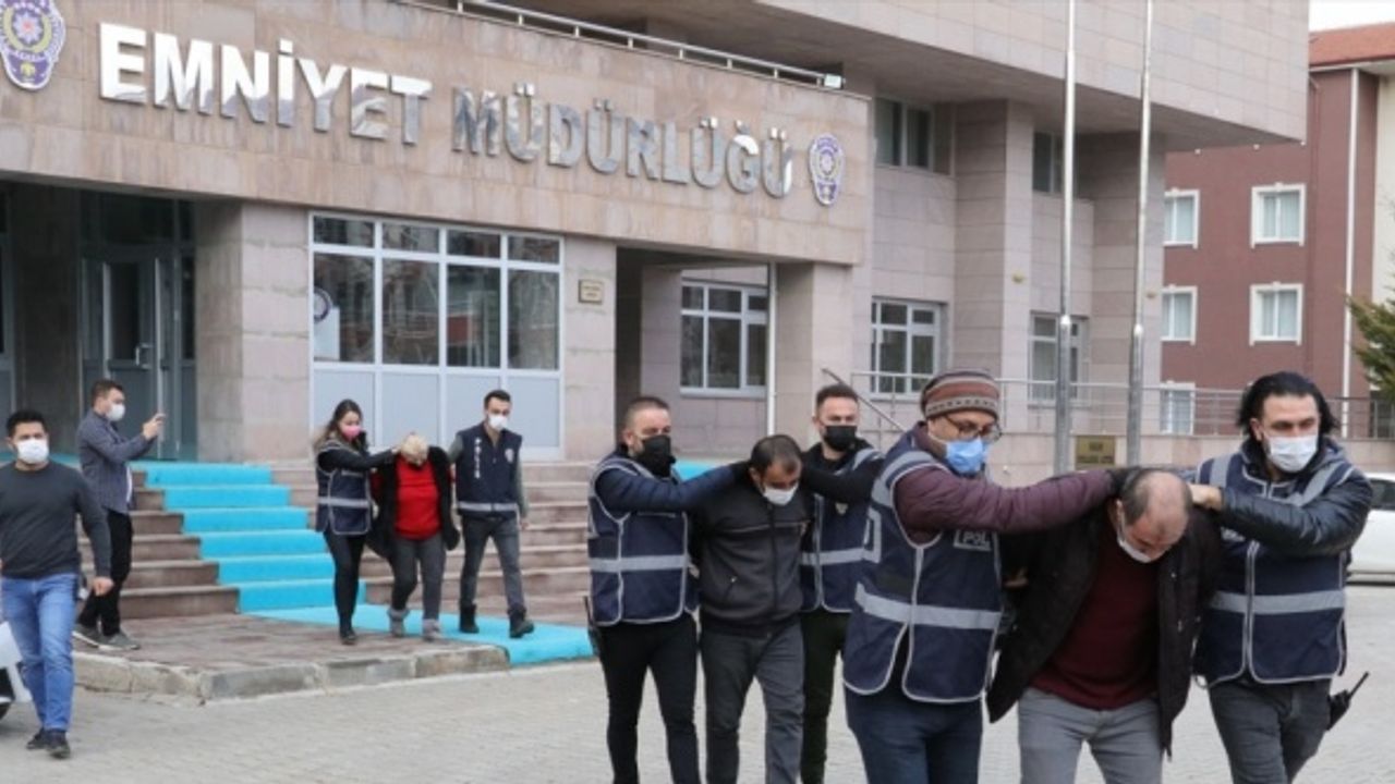 Saman satma bahanesiyle çağırdıkları adamı gasp edenlerden biri tutuklandı