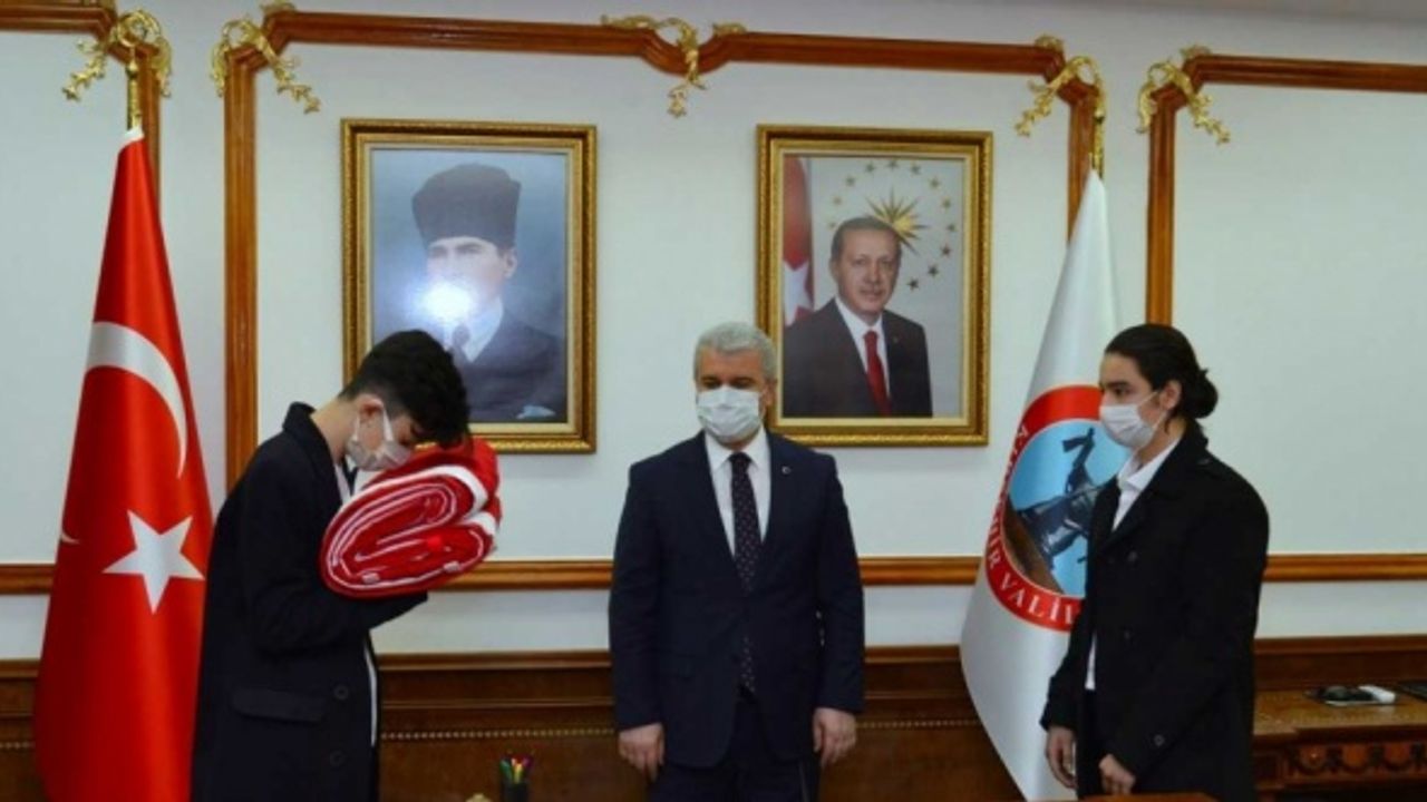 18 Mart'ta Çanakkale'de göndere çekilecek ay yıldızlı bayrak Kırşehir'e ulaştı