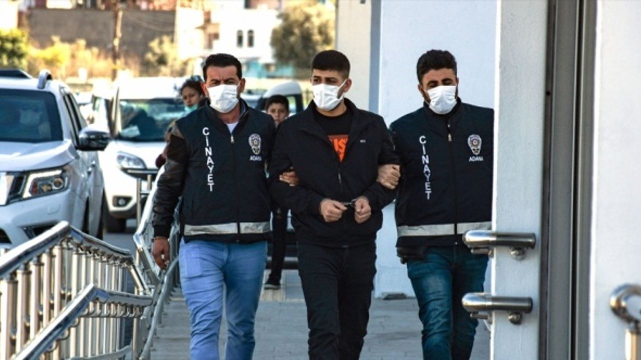 Adana'da bir kişinin sokakta silahla öldürülmesiyle ilgili yakalanan 3 şüpheli tutuklandı