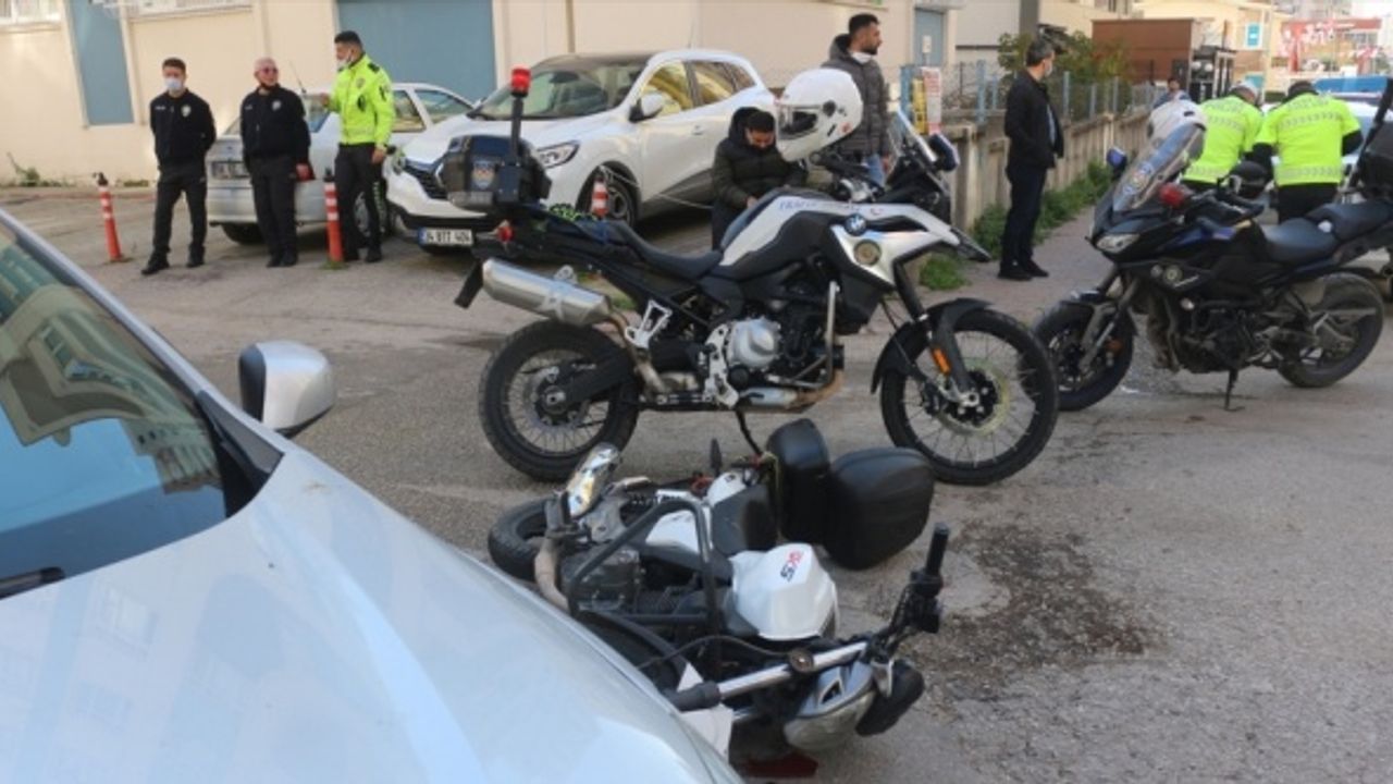 Motosikletiyle trafik ekiplerinden kaçmaya çalışan ehliyetsiz sürücü kaza yapınca yakalandı