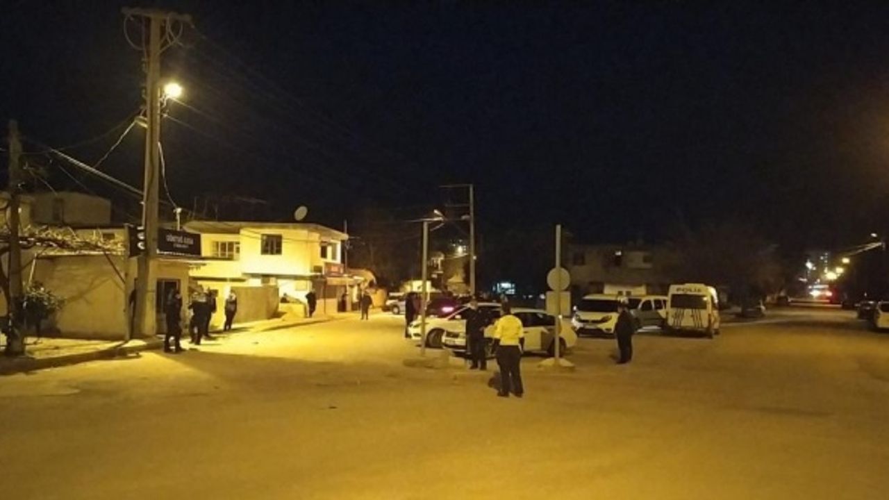 Adana'da yüzleri maskeli kişiler, ev ve iş yerlerine ateş açtı, 1 polis yaralandı