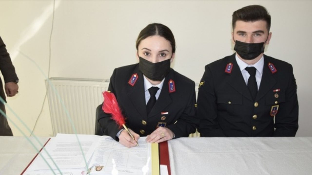 Afyonkarahisar'da jandarma astsubay çift, nikah masasına üniformalarıyla oturdu