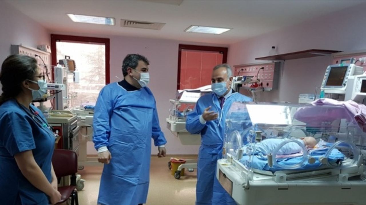 AK Parti Karaman Milletvekili Şeker hayatını kurtardığı Bolathan Yerdana bebeği hastanede ziyaret etti