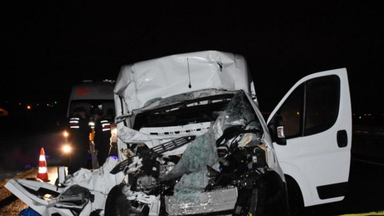 Aksaray'da kamyonet TIR'a arkadan çarptı: 1 ölü, 1 yaralı