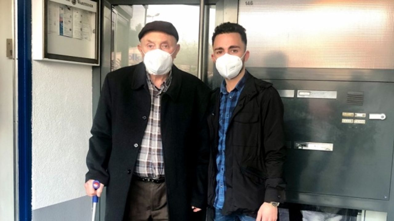 Almanya'da Kovid-19 aşısı için yaşlıları DİTİB gönüllüleri merkezlere taşımaya başladı