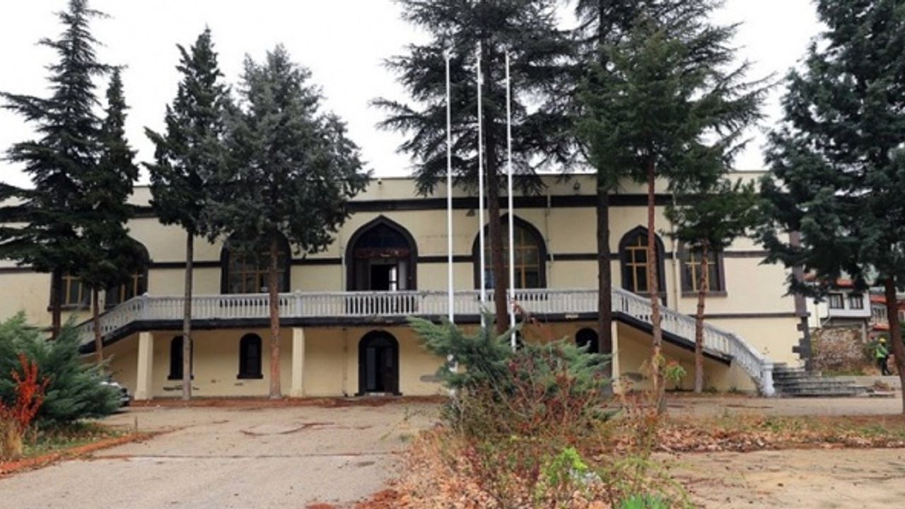 Amasya'da bir asırlık geçmişi bulunan tarihi binanın restorasyonu devam ediyor...