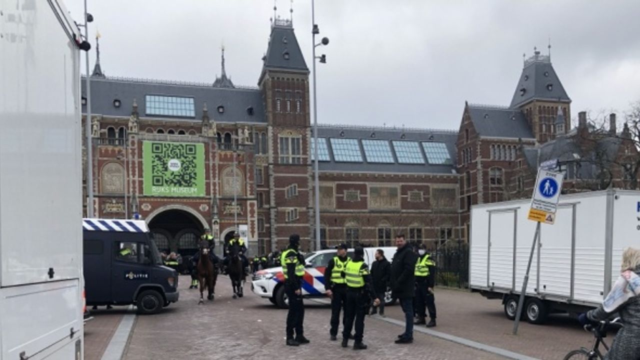 Amsterdam'da Kovid-19 önlemleri karşıtı gruba polis müdahale etti