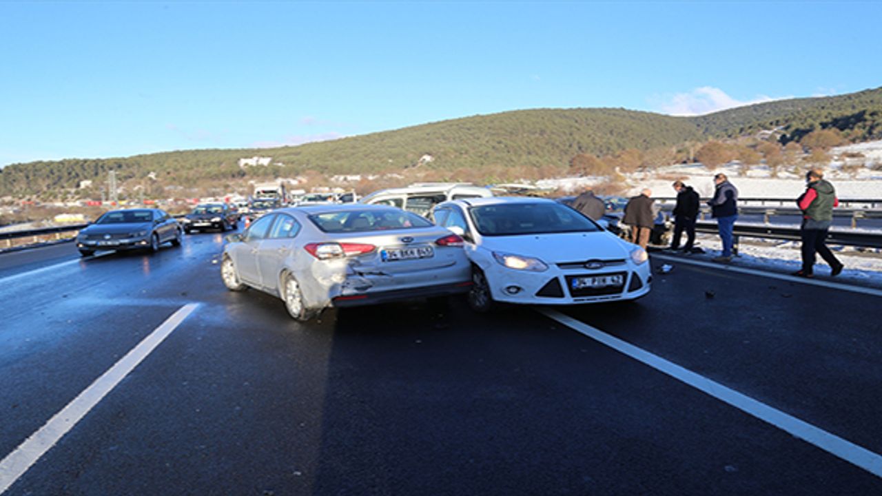 Anadolu Otoyolu'nda zincirleme trafik kazası: 4 yaralı