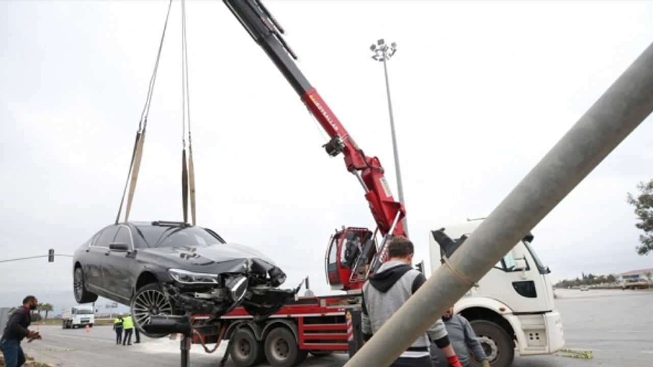 Antalya'da iki otomobil çarpıştı: 2 ölü, 3 yaralı