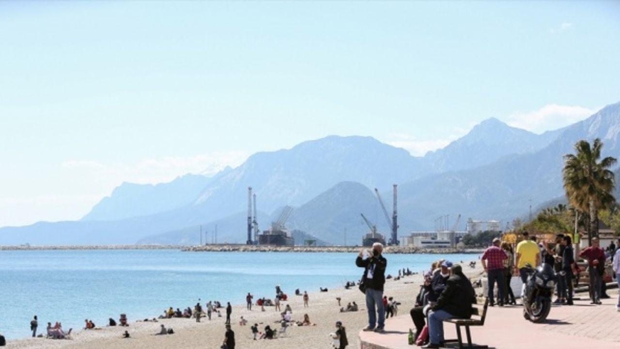 Antalya'da vatandaşlar sahilin ve güneşli havanın keyfini çıkardı