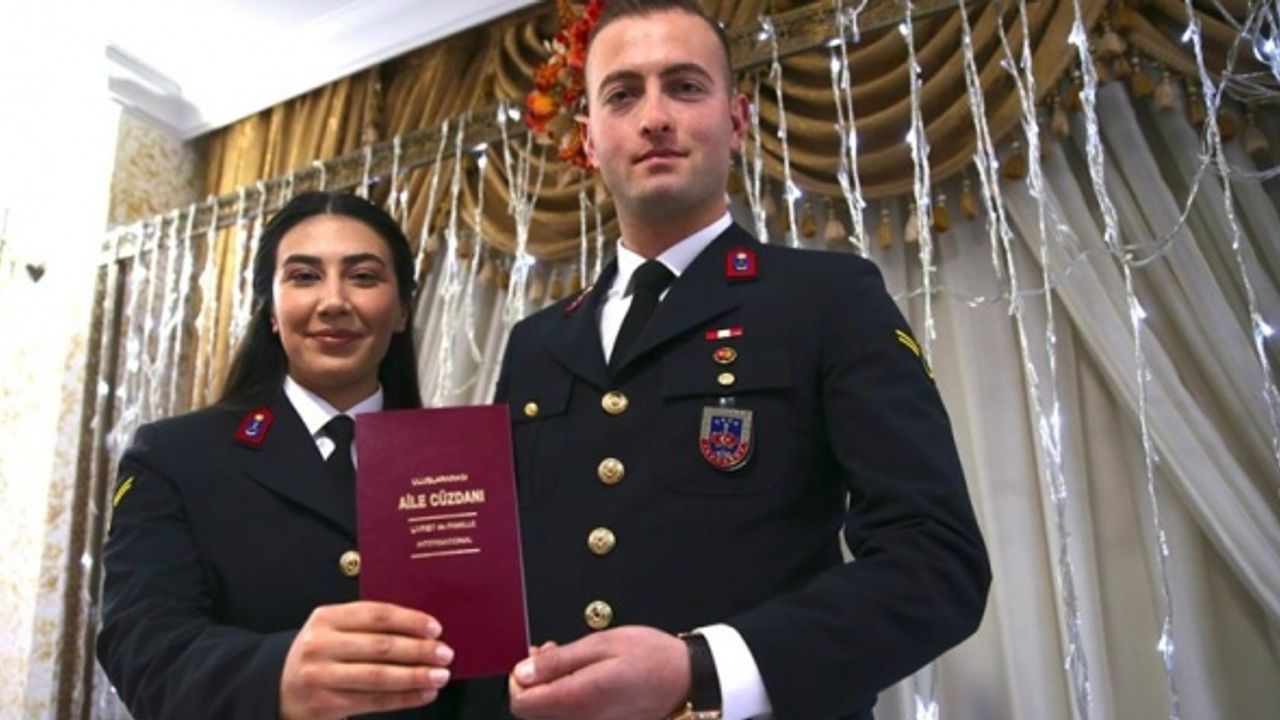 Asker çift üniformayla dünya evine girdi