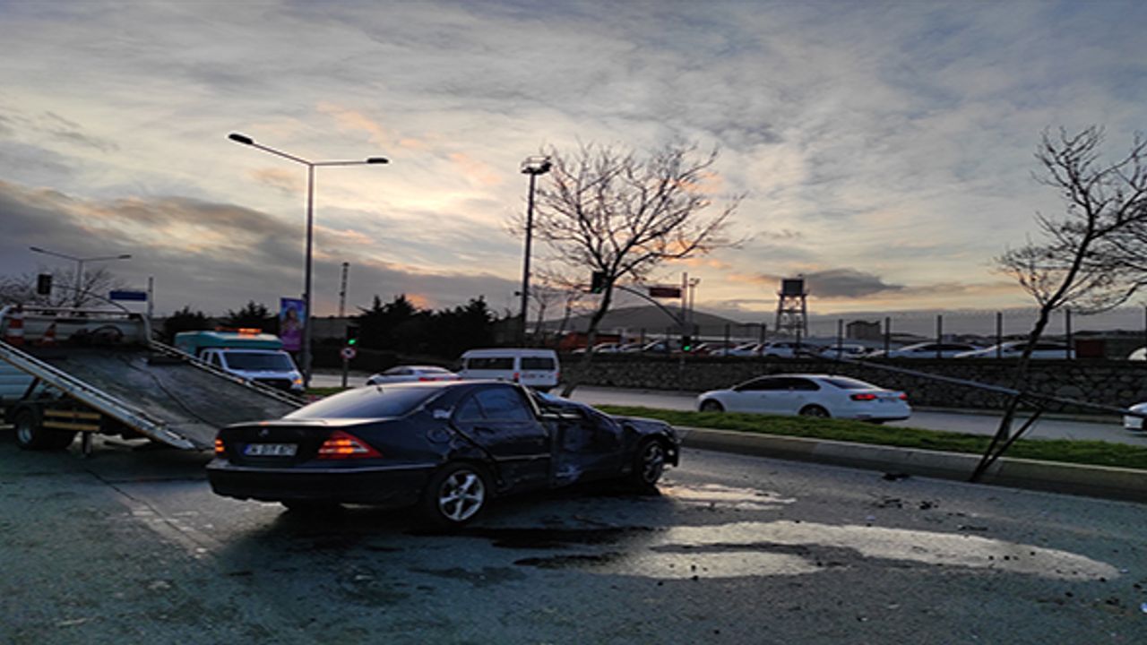 Ataşehir'de karşı şeride geçerek devrilen otomobilin sürücüsü yaralandı