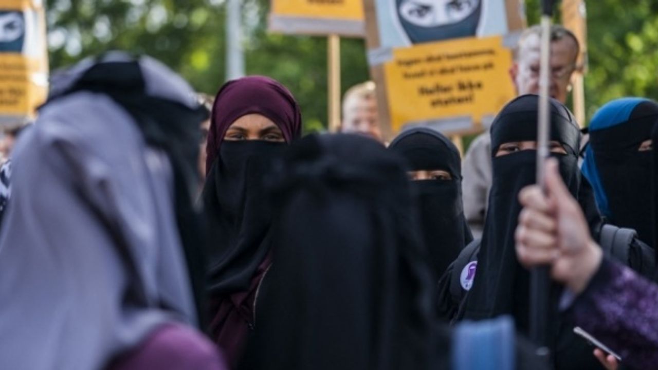Avrupa'daki 'İslamofobi' gün geçtikçe artıyor! Şimdi de Müslümanların giyim şekillerine müdahale ettiler!